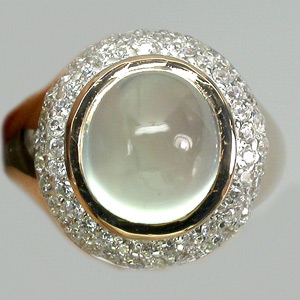 Кольцо с высоким кабошоном пренита