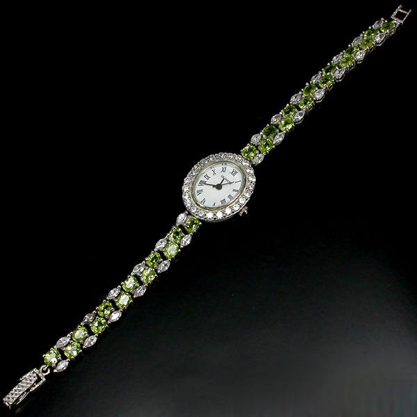 Часы на браслете с перидотами