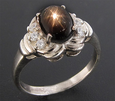 Элегантное кольцо со звездчатым сапфиром