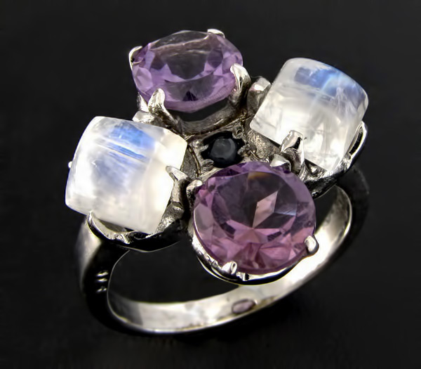 Кольцо с аметистами, лунным камнем и сапфиром
