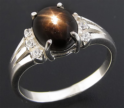 Изящное кольцо со звездчатым сапфиром