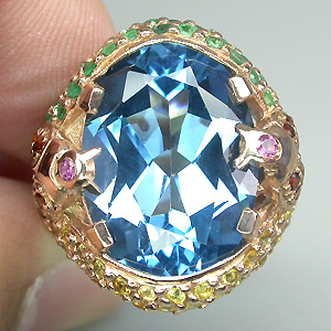 Роскошное кольцо с превосходным топазом, изумрудами, сапфирами и гранатами