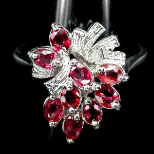 Кольцо с красными сапфирами