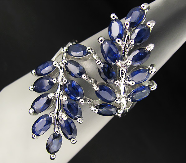 Элегантное кольцо с синими сапфирами