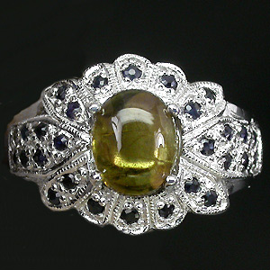 Кольцо  с кабошоном турмалина и сапфирами