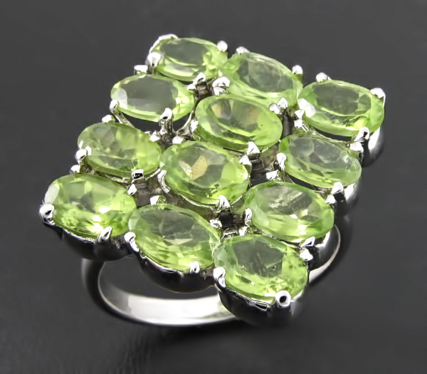 Стильное кольцо с перидотами