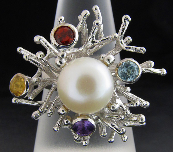 Оригинальное кольцо с жемчужиной и самоцветами