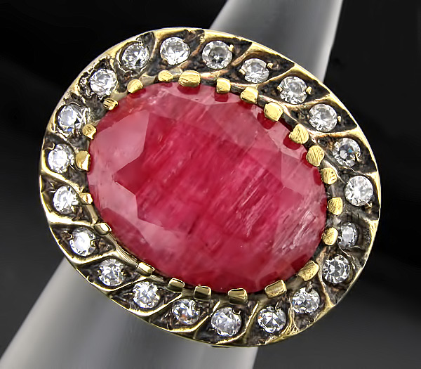 Крупное кольцо с сапфиром