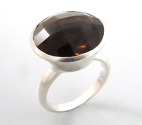 Эффектное кольцо с дымчатым топазом
