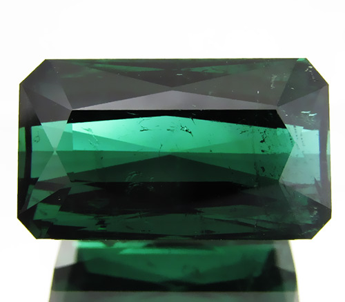 Крупный зеленый турмалин 10,1 карат