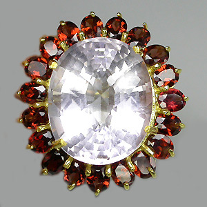 Замечательное кольцо с розовым кварцем и гранатами