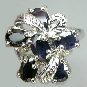 Кольцо с насыщенно-синими сапфирами