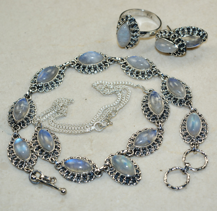 Ювелирный гарнитур с лунным камнем