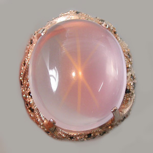 Массивное кольцо со звездчатым розовым кварцем и сапфирами