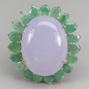 Крупное кольцо с халцедоном и изумрудами