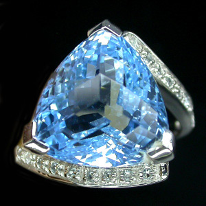 Элегантное кольцо с небесно-голубым топазами