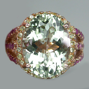 Кольцо с зеленым аметистом, перидотами и пурпурными сапфирами