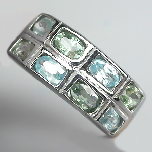 Кольцо с зелеными сапфирами и голубыми цирконами