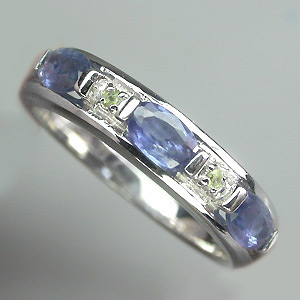 Изящное кольцо с синими сапфирами и перидотами