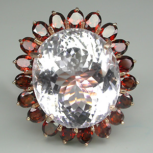 Великолепное кольцо с розовым кварцем и гранатами