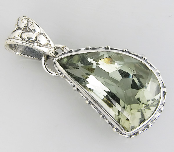 Кулон с зеленым аметистом