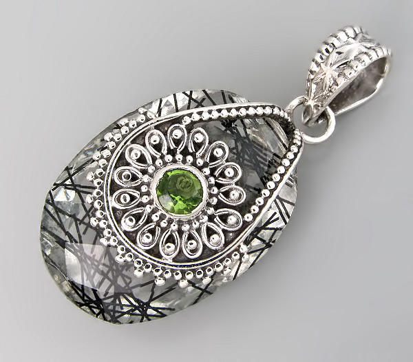 Кулон с зеленым аметистом с рутилом и перидотом