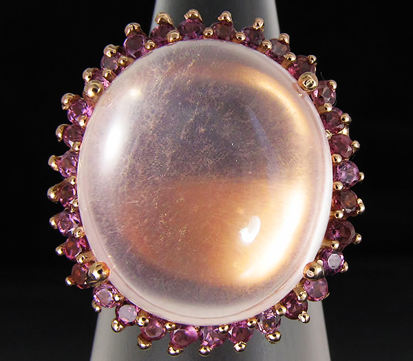 Крупное кольцо с розовым кварцем и родолитами гранатами
