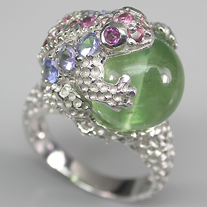 Скульптурное кольцо с флюоритом, родолитами  и танзанитами