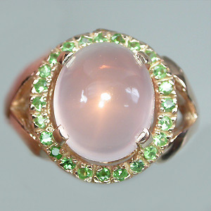 Кольцо с розовым кварцем и цаворитами гранатами