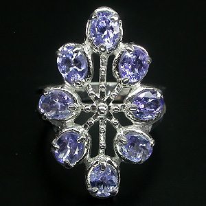 Оригинальное кольцо с яркими танзанитами