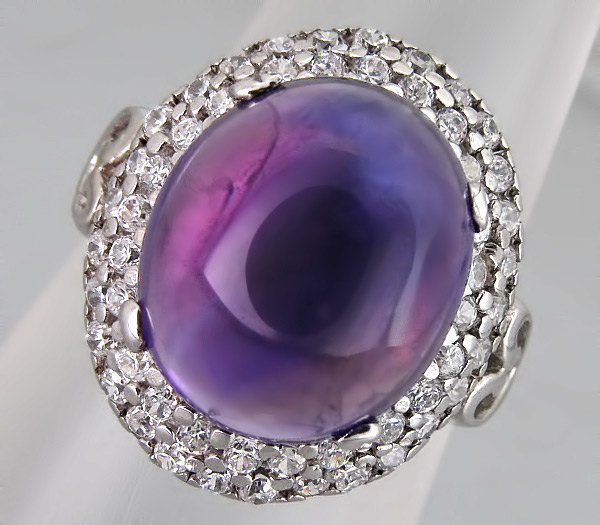 Кольцо с эффектным кабошоном аметистом