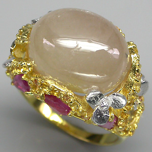 Кольцо с крупным кабошоном сапфира, пурпурными сапфирами и цитринами