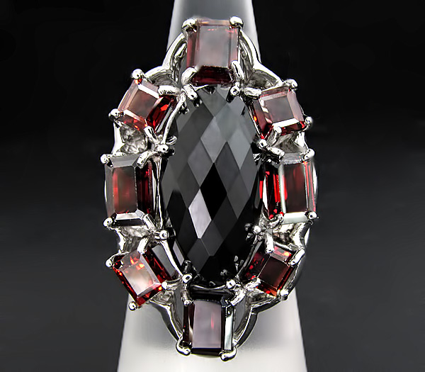 Крупное кольцо с ониксом и гранатами