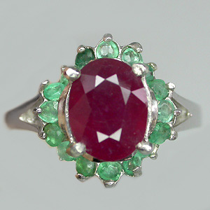 Изящное кольцо с сапфиром и изумрудами