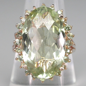 Кольцо из коллекции "Mia" с зеленым аметистом и зелеными сапфирами