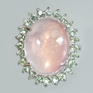 Кольцо в пастельных тонах с розовым кварцем и платиново-зелеными сапфирами