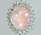 Кольцо в пастельных тонах с розовым кварцем и платиново-зелеными сапфирами Серебро 925