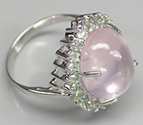 Кольцо в пастельных тонах с розовым кварцем и платиново-зелеными сапфирами Серебро 925
