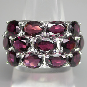 Стильное кольцо с родолитами гранатами