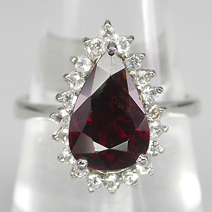 Элегантное кольцо с гранатом и топазами