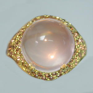 Кольцо с кабошоном розового кварца и гранатами