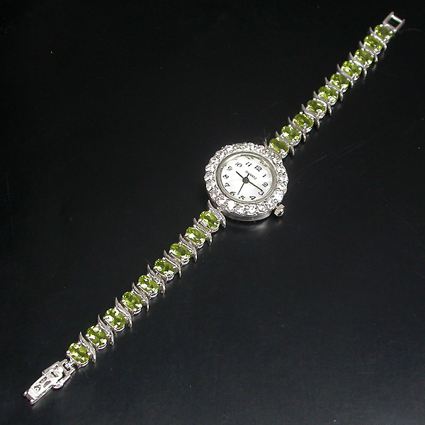 Часы на браслете с перидотами