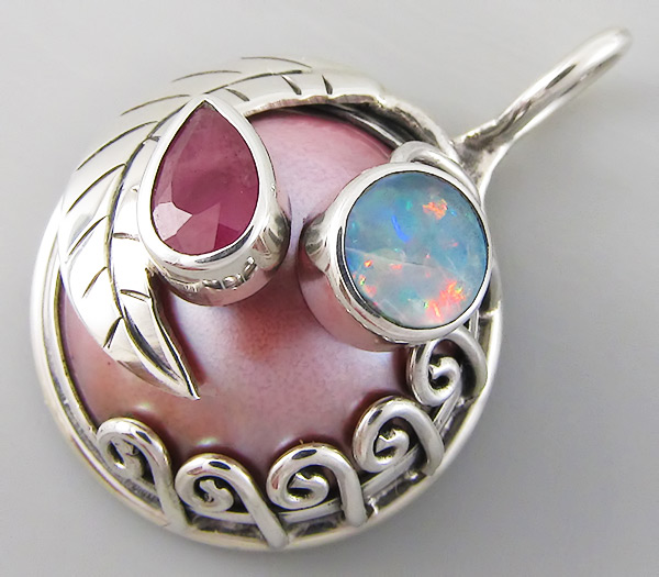 Кулон с жемчугом, сапфиром и дублет опалом