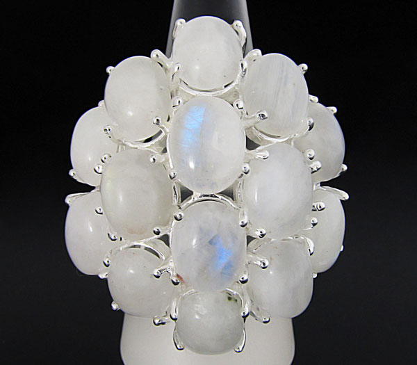 Крупное кольцо с лунным камнем