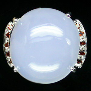 Кольцо с кабошоном халцедона и гранатами