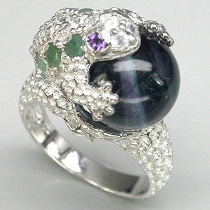 Скульптурное кольцо с флюоритом, аметистами, изумрудами и цирконами