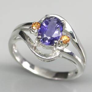 Изящное кольцо с иолитом и сапфирами