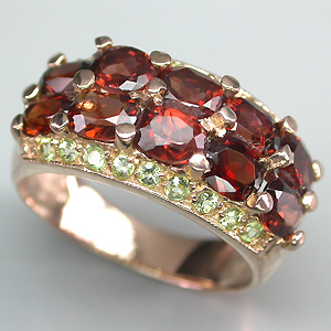 Кольцо из коллекции "Mia" с яркими гранатами и перидотами