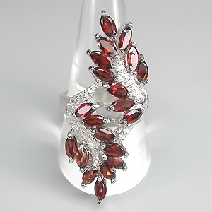 Великолепное кольцо с мозамбикскими гранатами