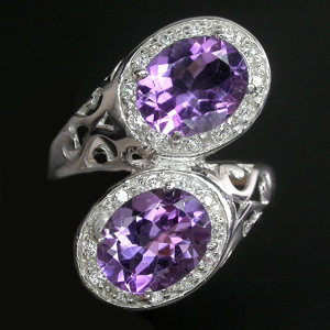 Эффектное кольцо с аметистами